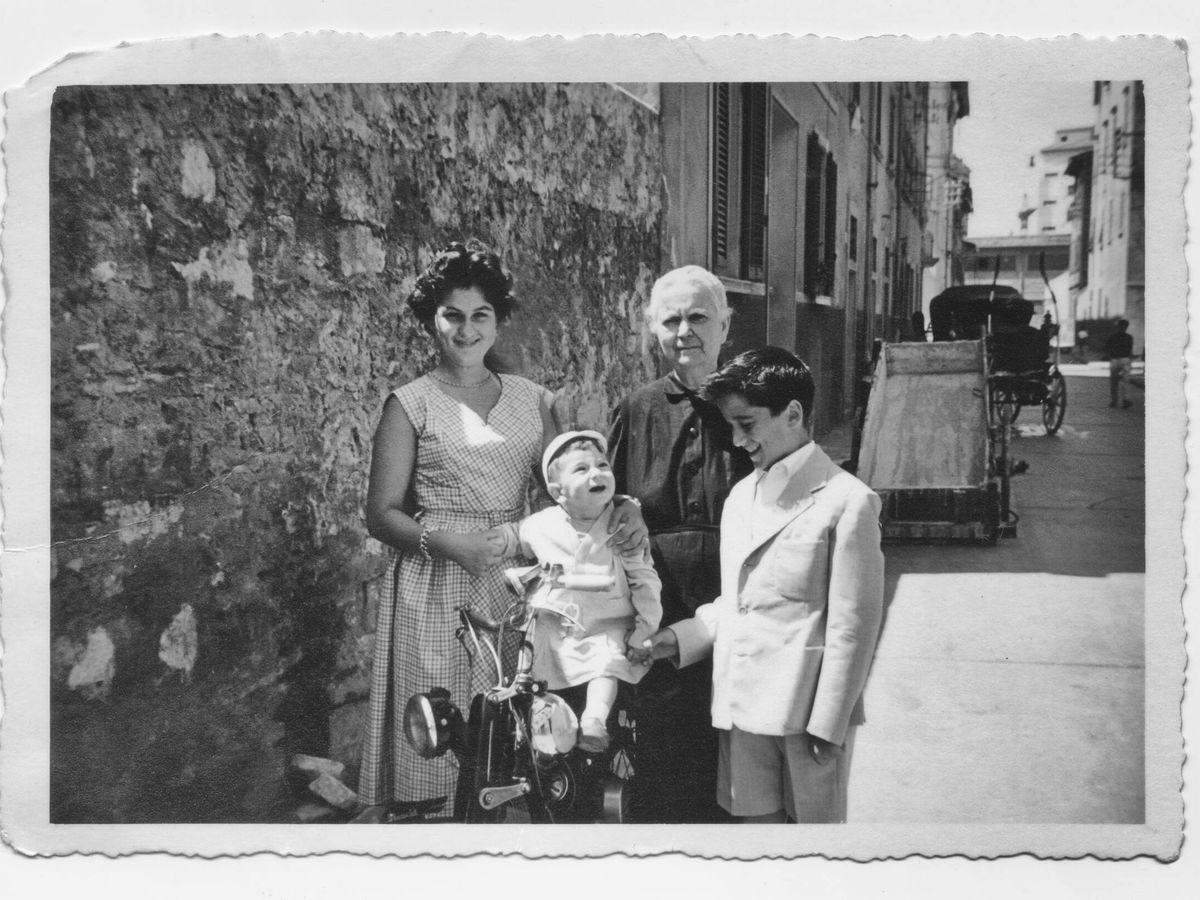 Persona mirando fotos antiguas con nostalgia