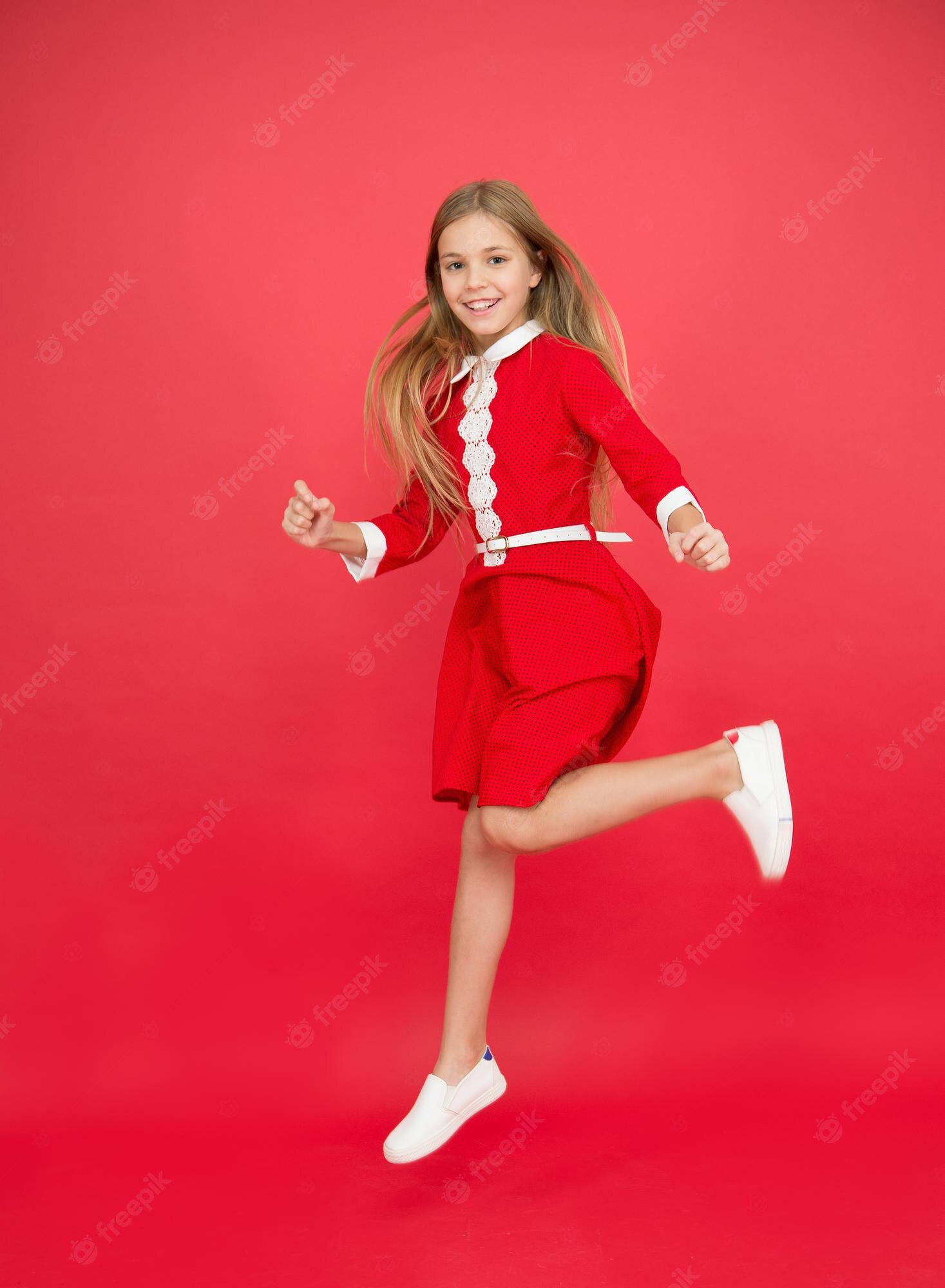 alcanza lo inalcanzable nina pequena saltando vida feliz llena energia juegos activos felices vacaciones sensacion libertad celebrando exito siente libertad dia nino felicidad infancia 474717 17510