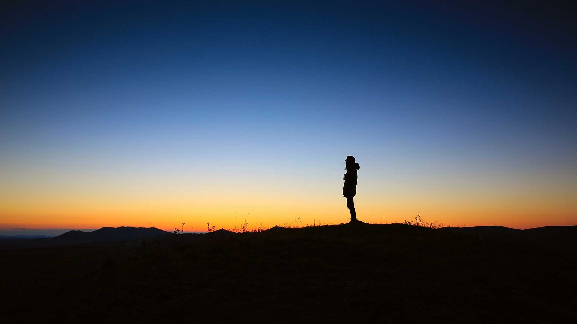 Cómo hacer para superar la muerte de mi madre 2 Imagen: Persona reflexionando en un entorno tranquilo