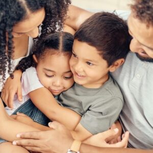 amor relajado abrazo familiar cuidado hogar feliz juntos mostrar afecto ninos pequenos madre padre latinos disfrutan vinculo abrazo abrazo apoyo comodidad unidad ninos 590464 86563