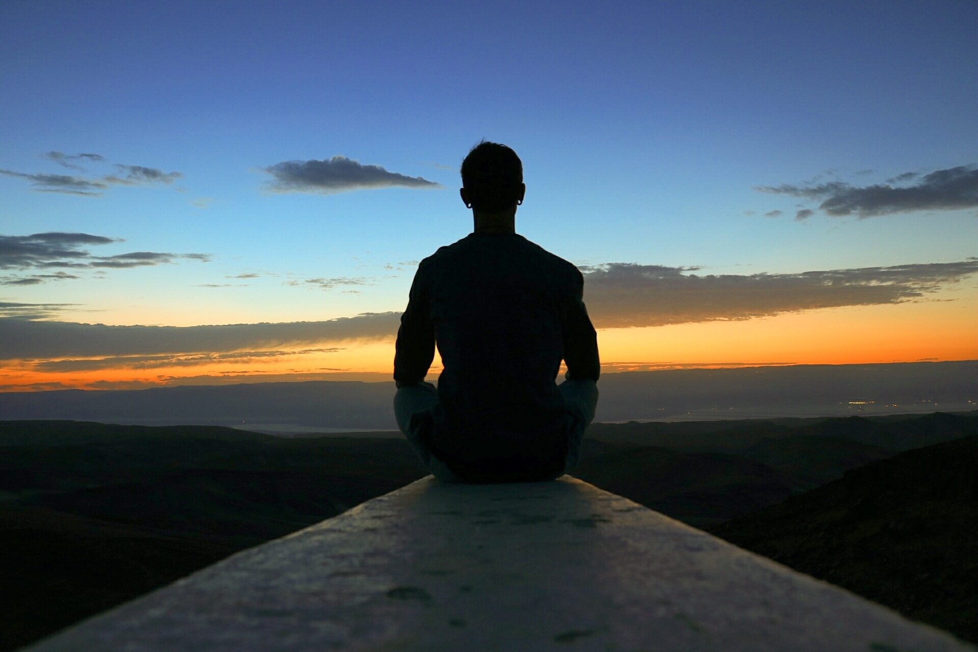 Encuentra paz y felicidad en la soledad de tu alma cada mañana 5 Una persona meditando en la naturaleza al amanecer