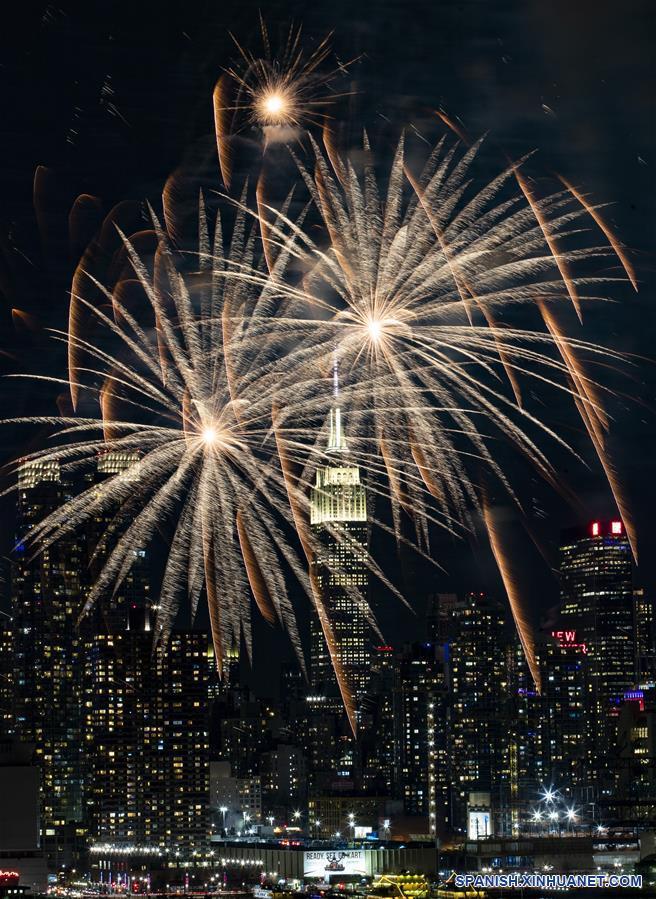 Cómo despedir el año con palabras 2 Fuegos artificiales en celebración de Año Nuevo