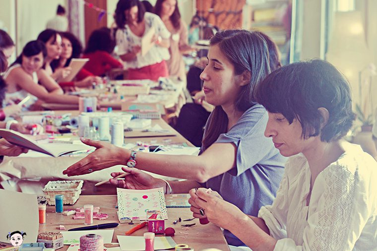 Grupo de mujeres haciendo manualidades juntas