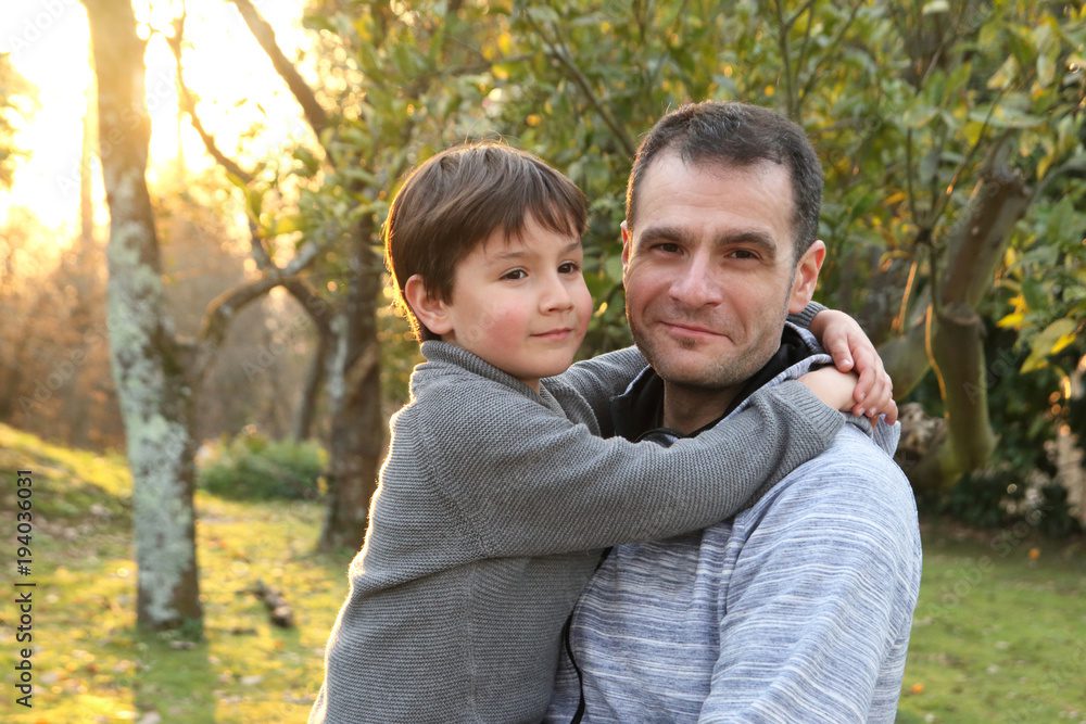 Cómo lidiar con la ausencia de un padre 2 Padre e hijo abrazados en la naturaleza