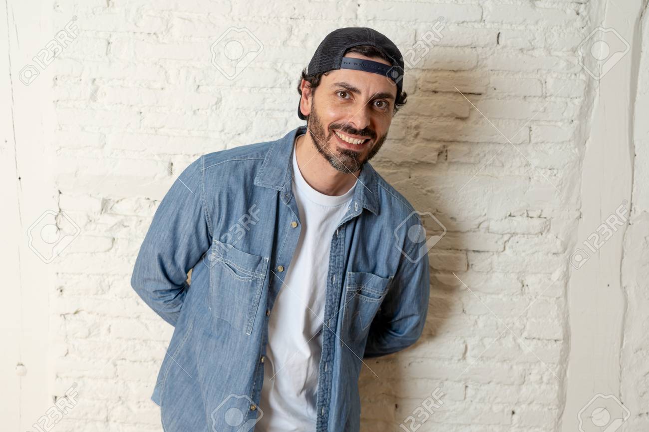 La masculinidad en el hombre y su poder de atracción hacia las mujeres 4 Imagen de un hombre atractivo con actitud masculina