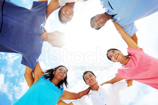 Imagen de personas abrazándose y sonriendo juntos