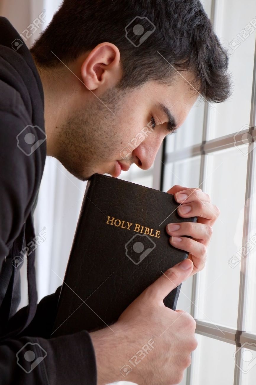 Qué mensaje tiene para mi Dios en el día de hoy 2 Person reading the Bible near a window