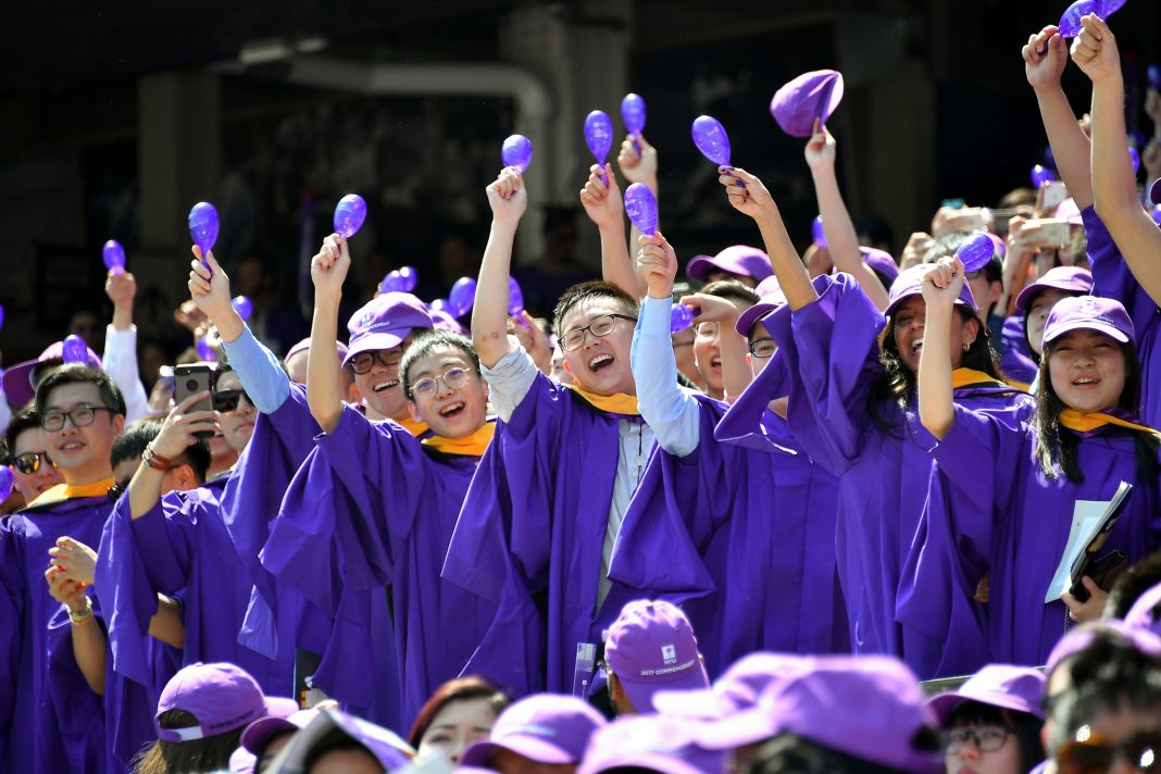 Por qué se festeja el Día del Estudiante 2 Estudiantes celebrando en diferentes partes del mundo