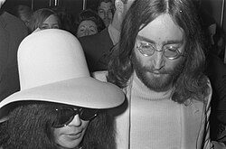 Como dijo John Lennon: Frases Inolvidables del Icono" 3 John Lennon en su vida cotidiana