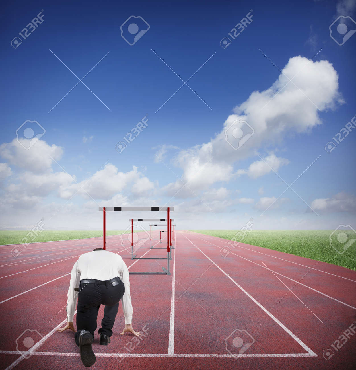 Corredor motivado superando obstáculos durante una carrera