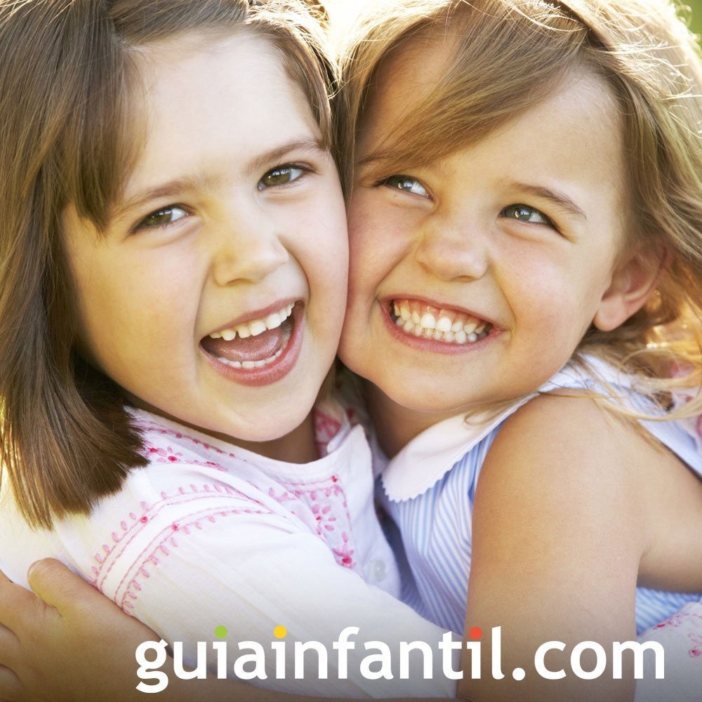 Sesión de fotos divertida entre hermanas