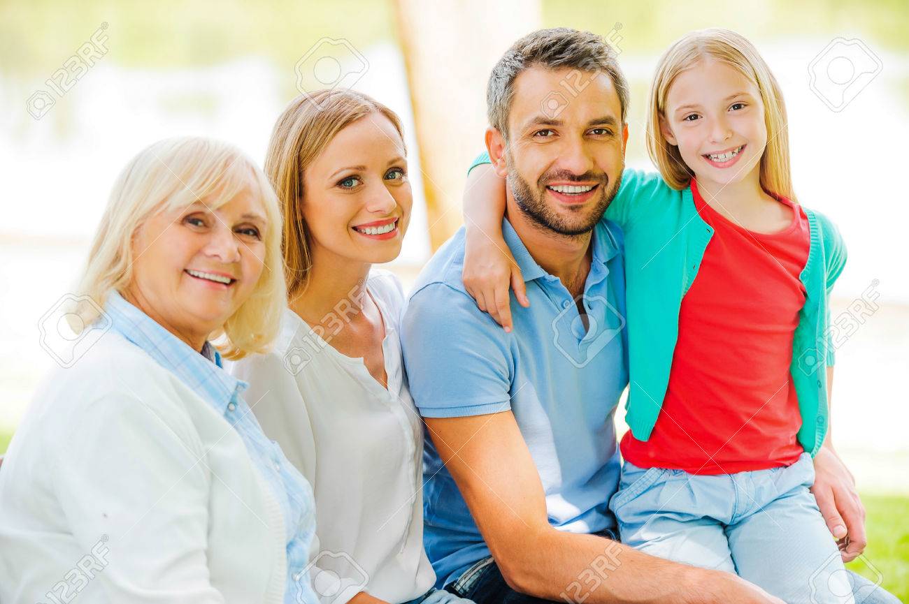 Familia disfrutando de tiempo juntos y sonriendo