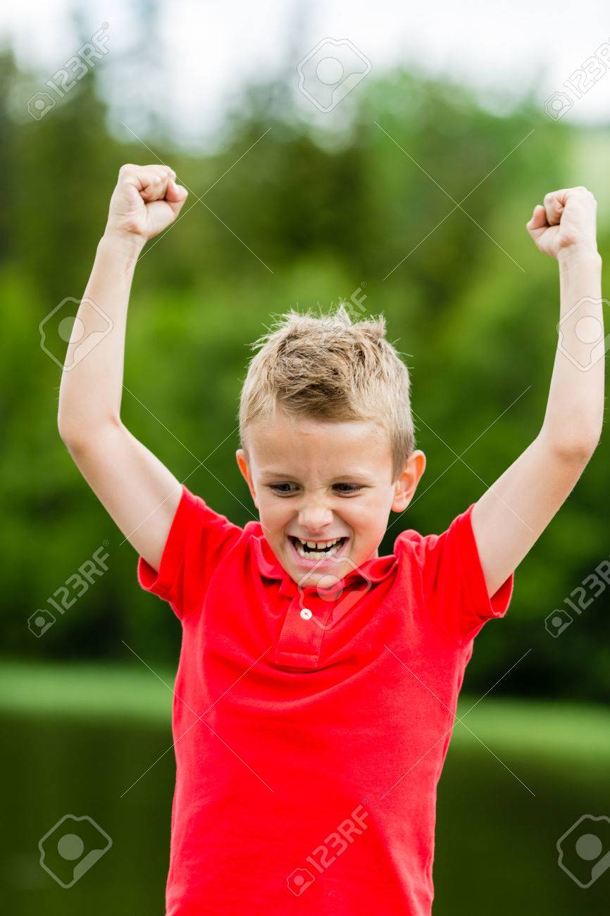 Niño sonriendo por logro alcanzado