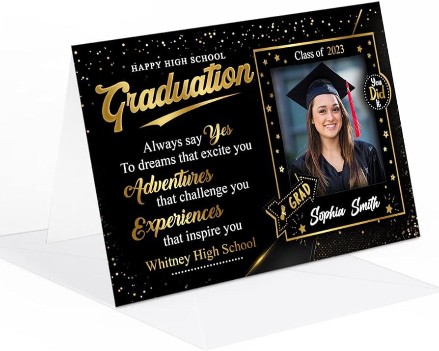 Mano escribiendo en una tarjeta de graduación