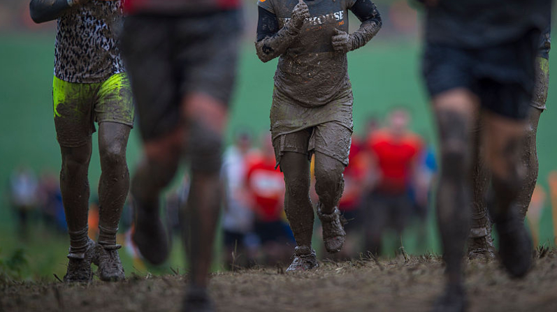 Runner superando obstáculos con determinación y fuerza