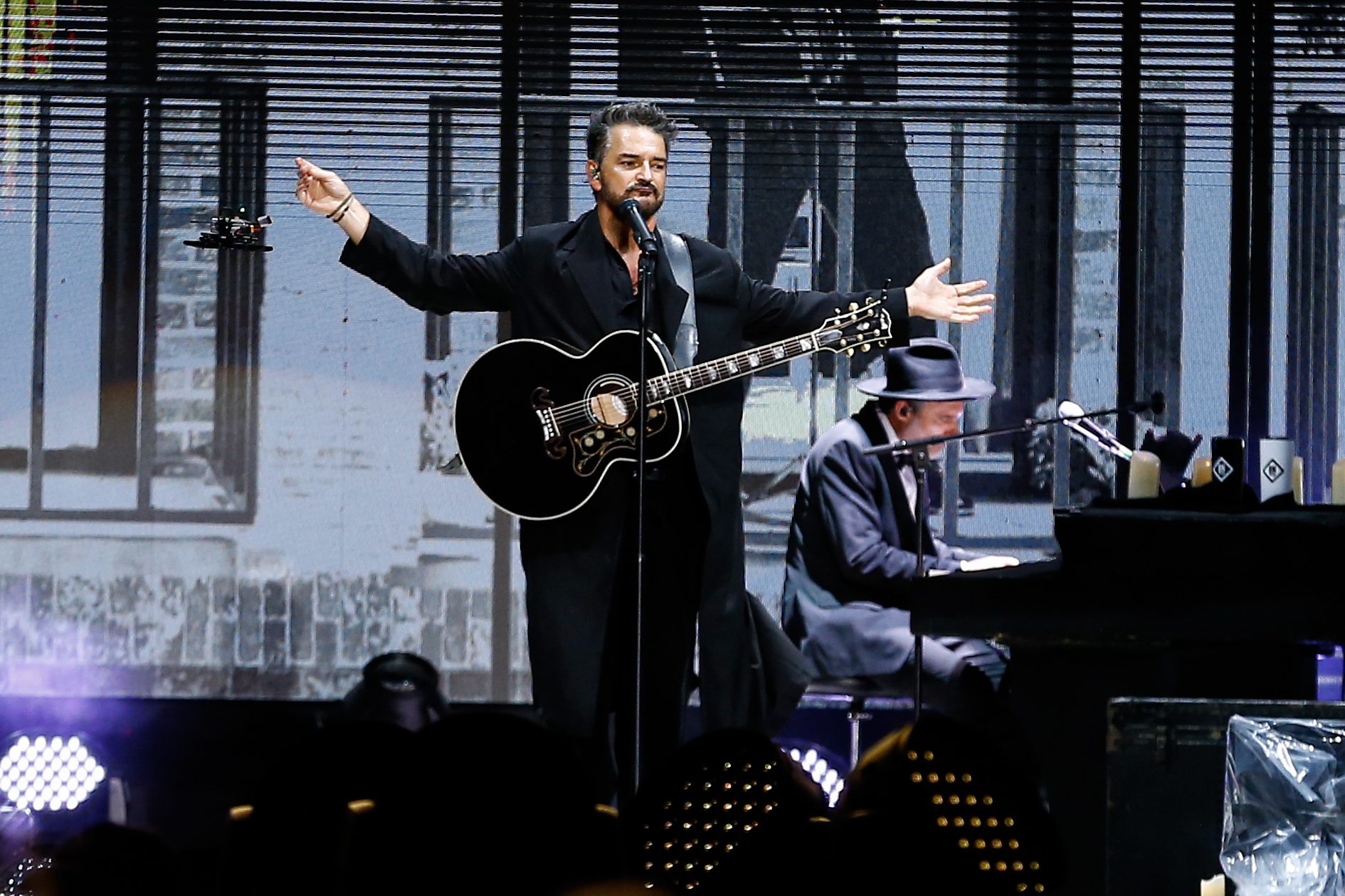 Ricardo Arjona expresando emociones a través de la música