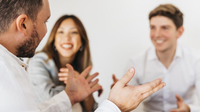 Cómo decir buenas tardes a todos