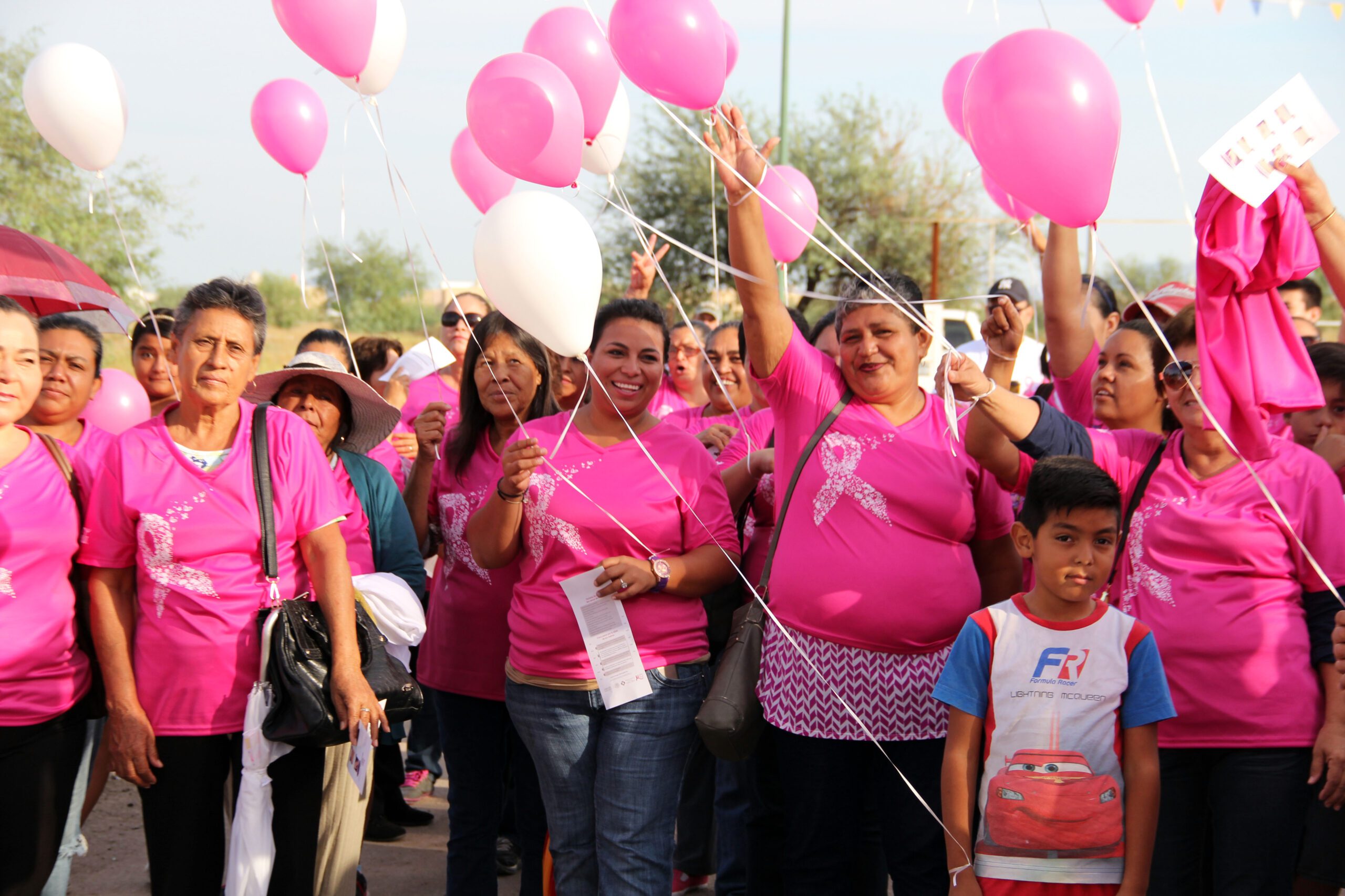 Qué es Día Mundial de la lucha contra el Cáncer 4 Personas participando en una caminata benéfica contra el cáncer