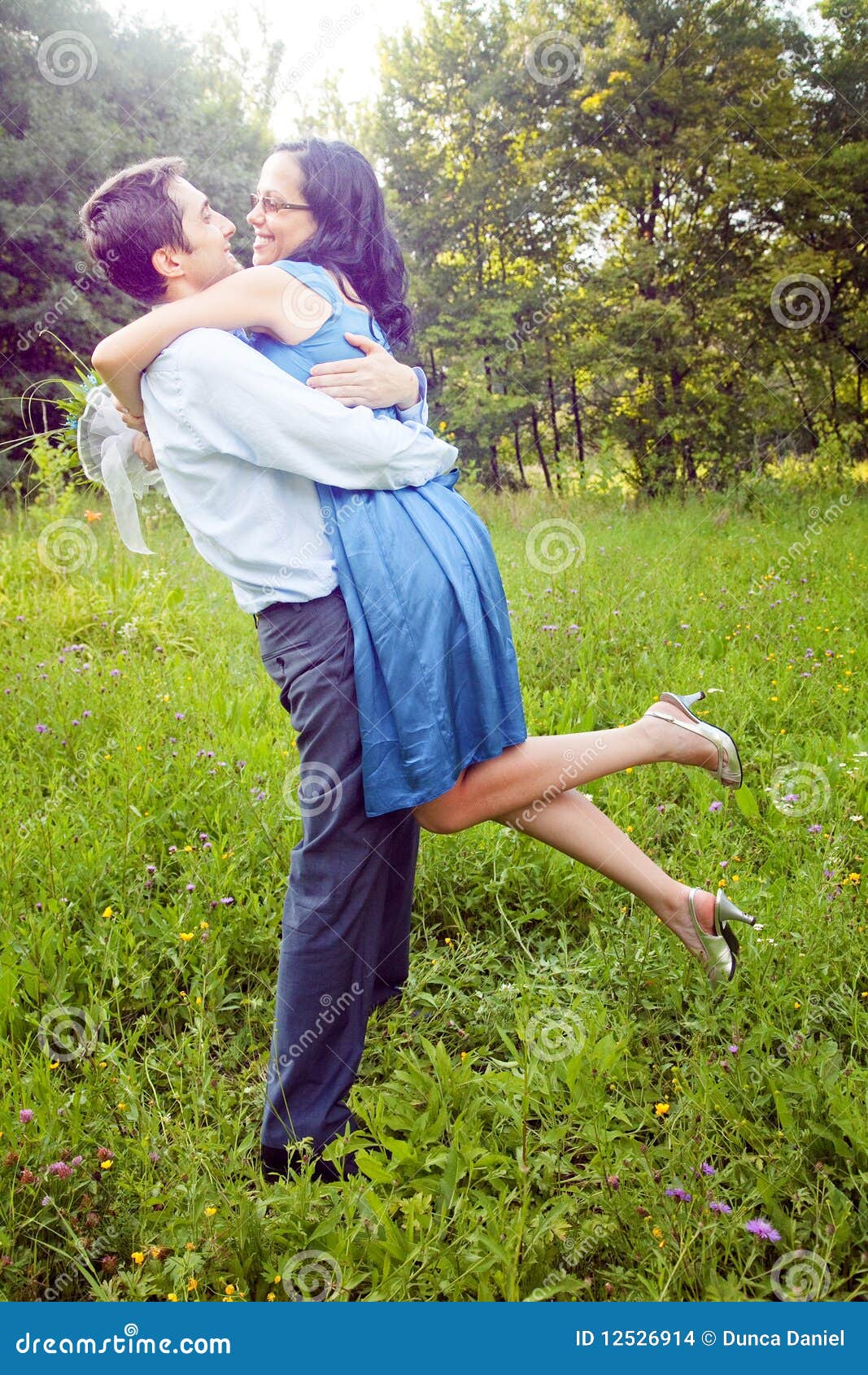 Abrazo entre personas felices al aire libre