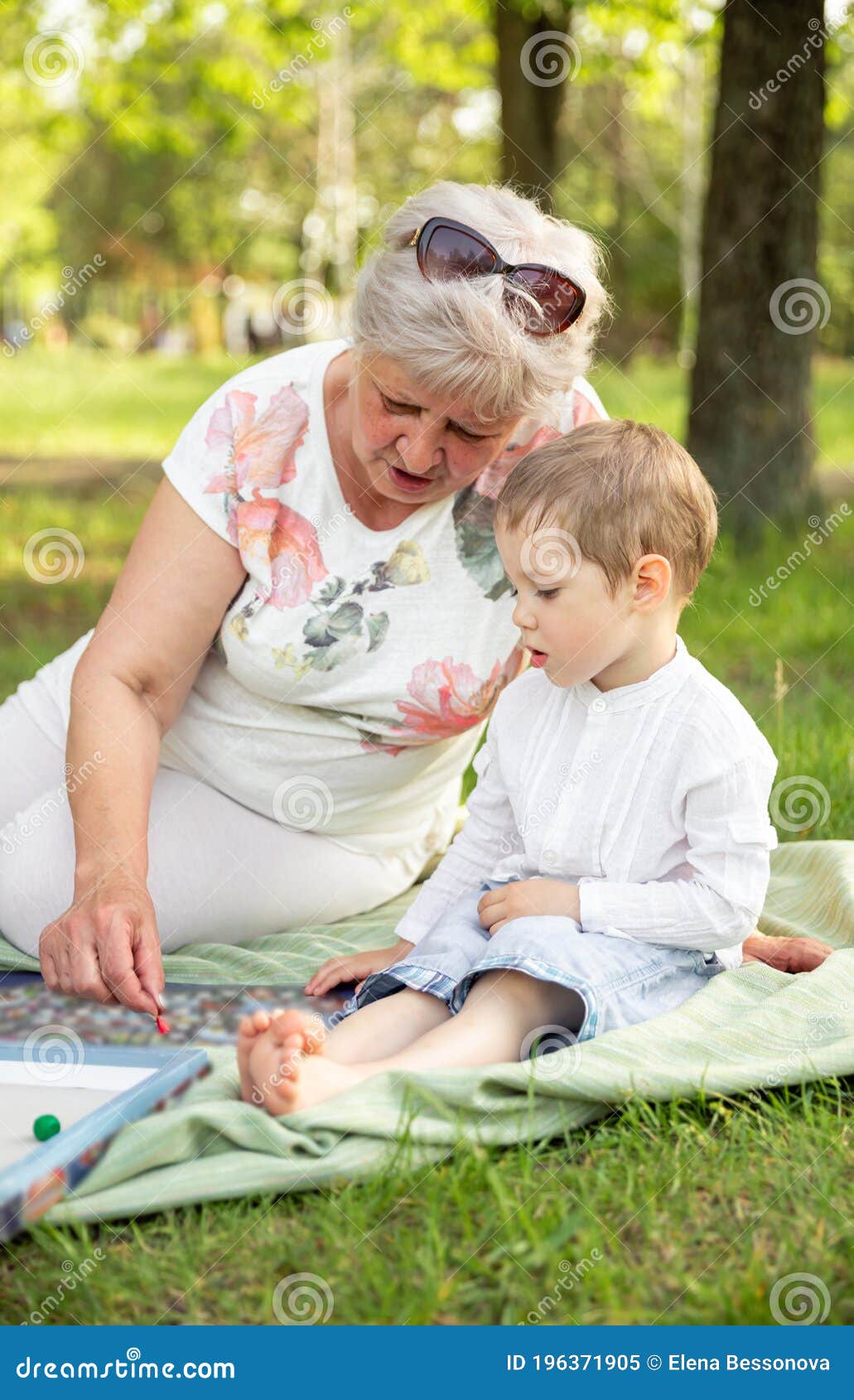 Imagen de una abuela y un nieto sonriendo y jugando juntos