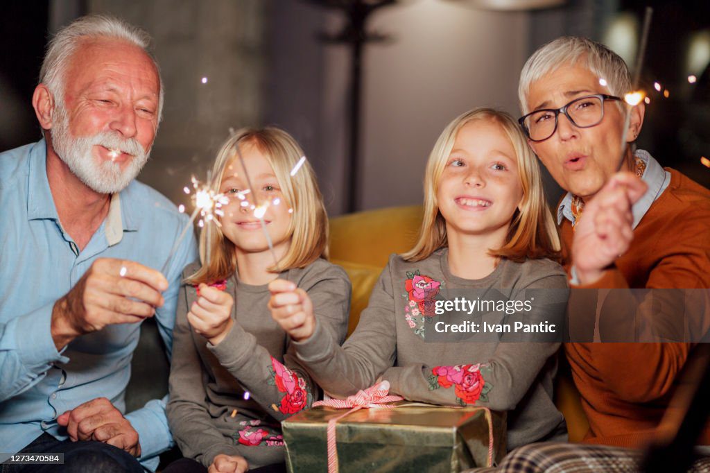 Abuelos celebrando con sus nietos