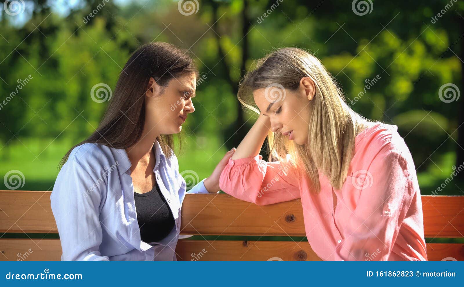Mujer consolando a amiga tras ruptura amorosa