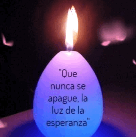 Una vela encendida con un mensaje de esperanza