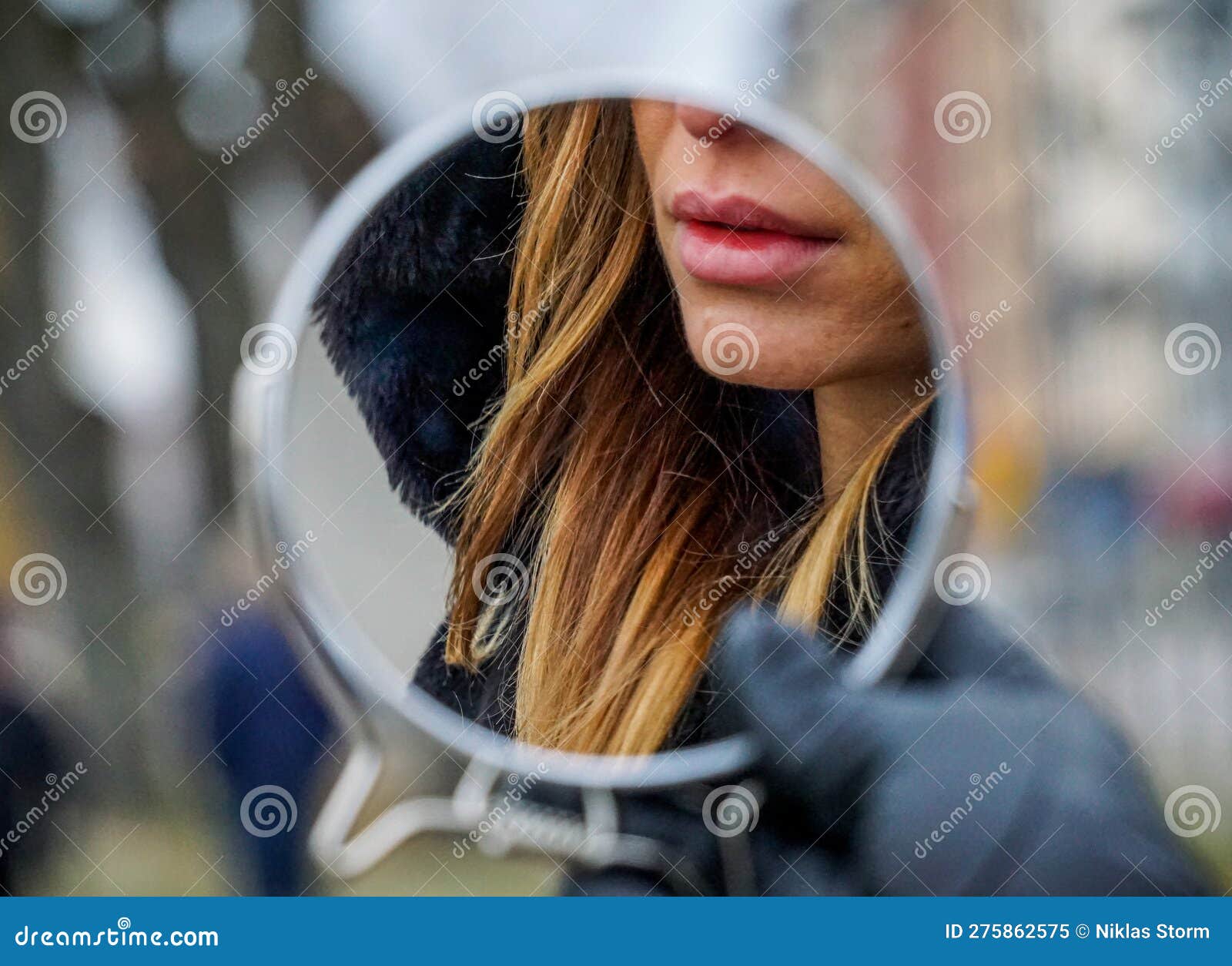 Mujer reflexionando en un espejo