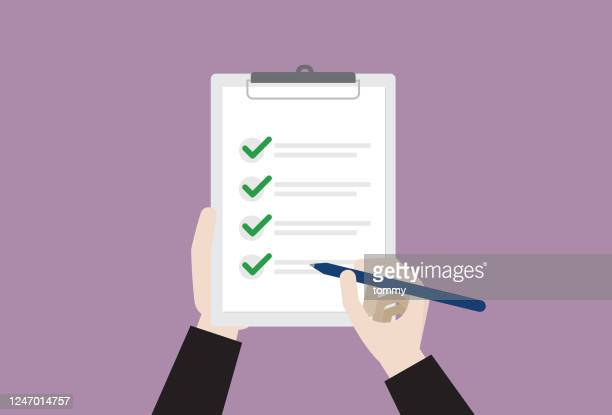 Una imagen de una persona escribiendo en una lista