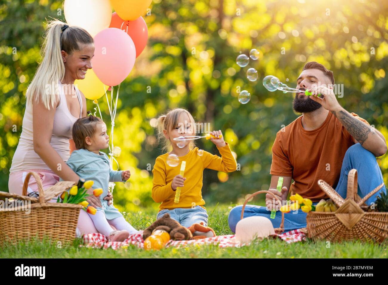 Qué es lo más lindo de la vida frases 5 Familia disfrutando de un día soleado juntos