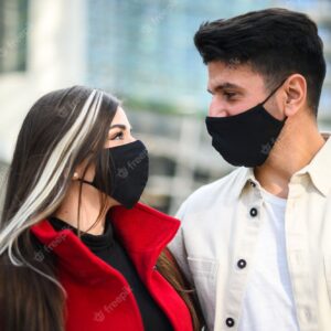 feliz pareja romantica mirandose profundamente ojos mascaras contra pandemia coronavirus covid 19 53419 10515