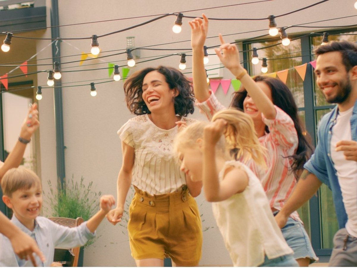 Familia celebrando logros de su hijo