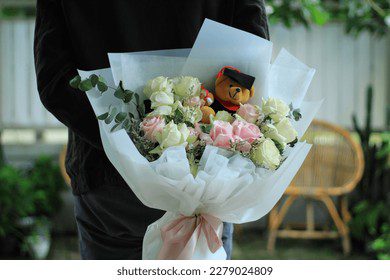 Maestro recibiendo un ramo de flores