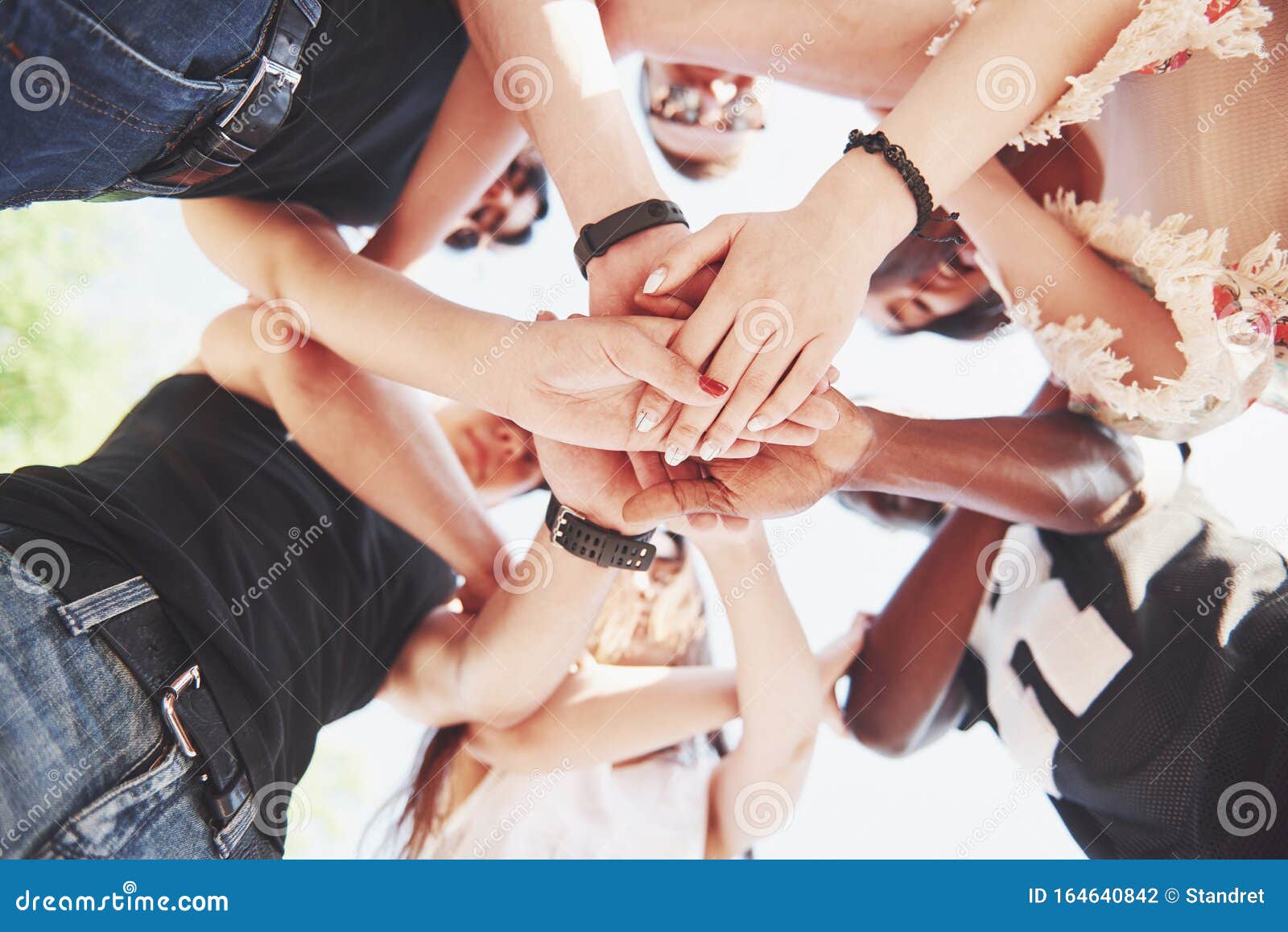 6 consejos para superar el miedo y tomar acción 5 Grupo de personas dándose la mano y apoyándose mutuamente