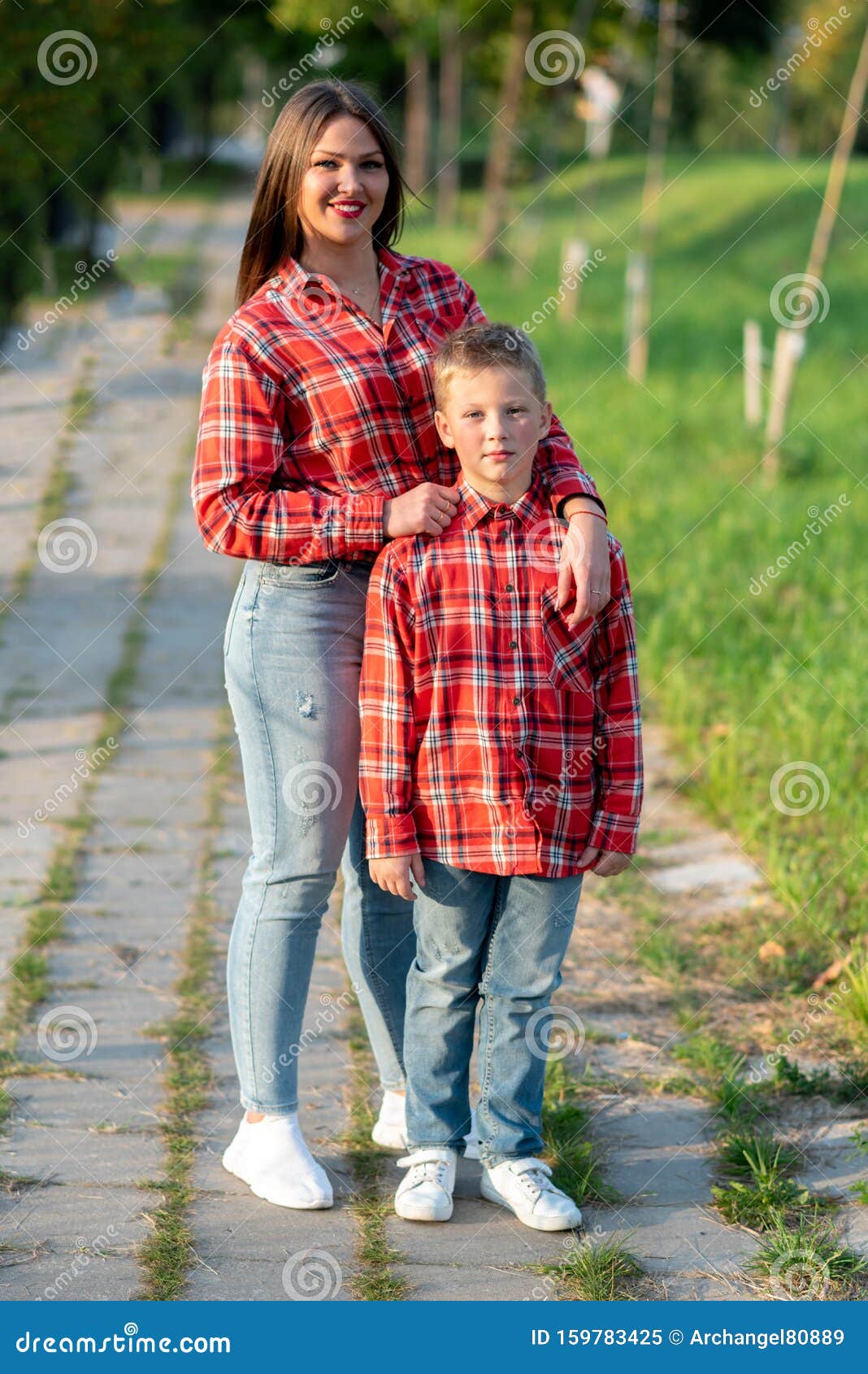 Madre e hijo abrazados en el parque
