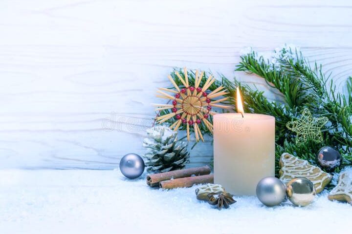 imagen de una vela encendida con fondo navideno