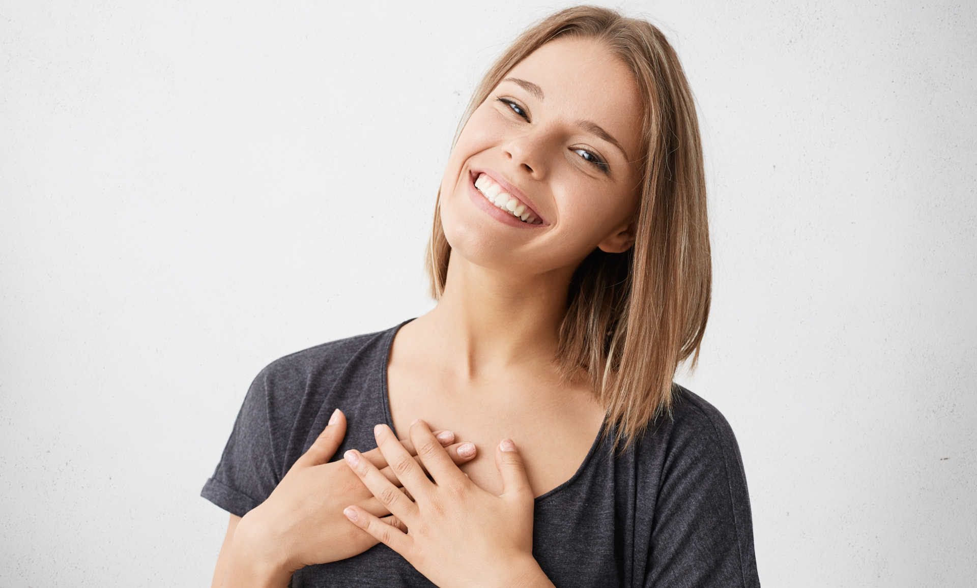 Persona mostrando gratitud con gestos sinceros