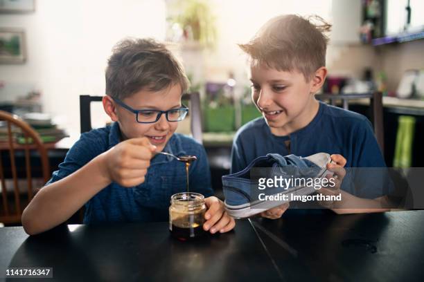Niños jugando bromas inocentes