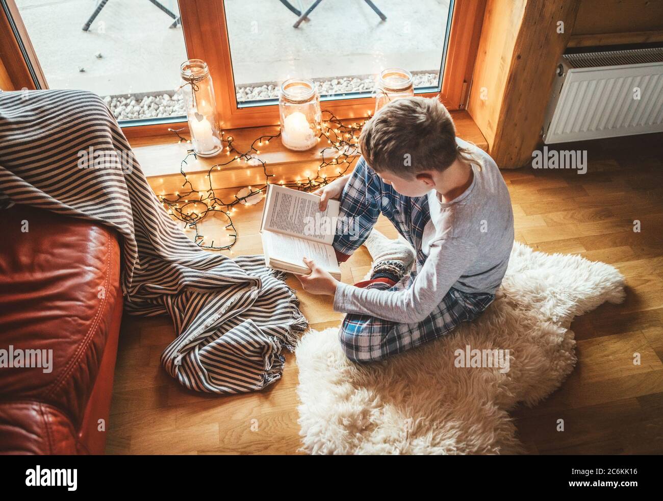 Qué importancia tiene la lectura para los niños 2 Niños leyendo en un ambiente acogedor