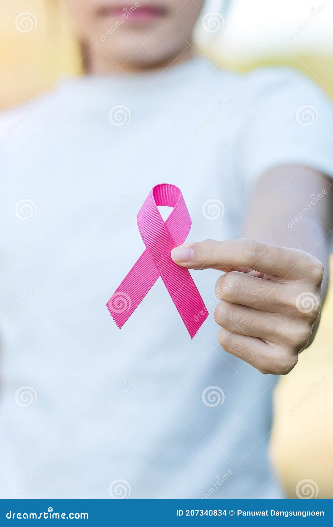 Qué es Día Mundial de la lucha contra el Cáncer 1 octubre mes de concienciacion sobre el cancer mama mujer adulta mano sosteniendo cinta rosada para apoyar las personas que 207340834