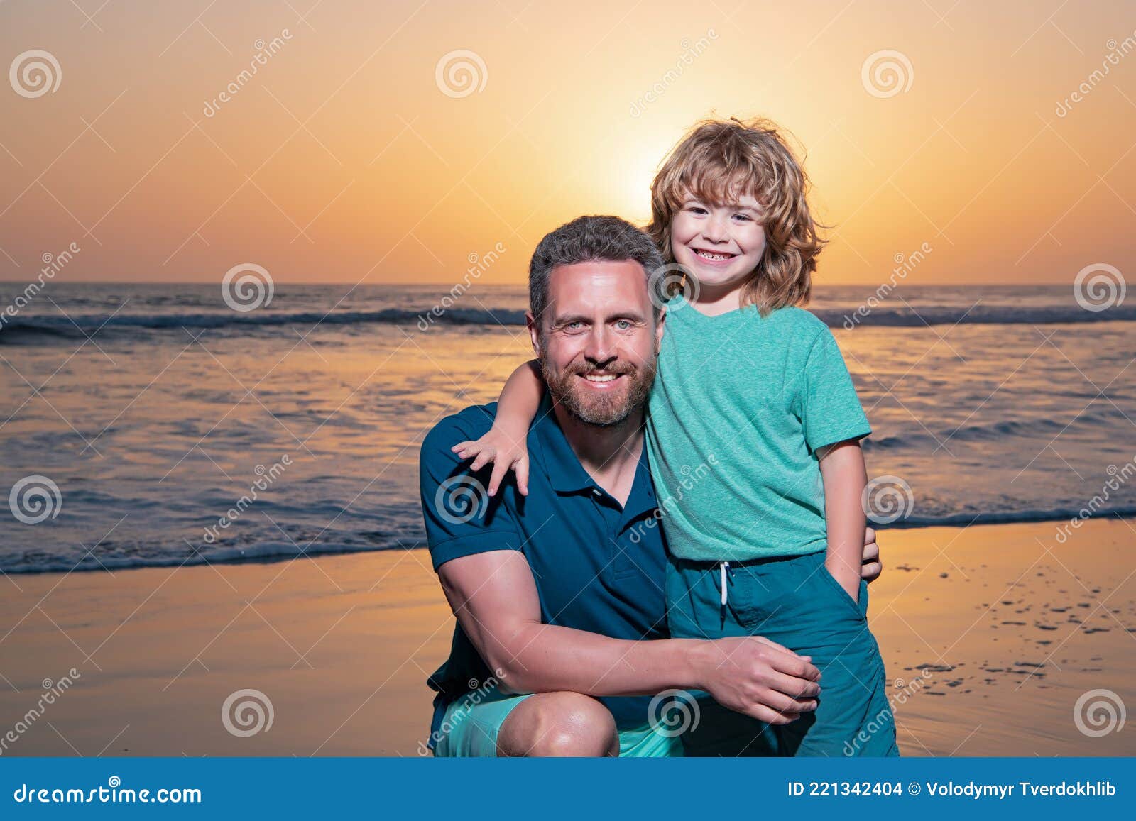 Padre e hijo abrazándose en la playa