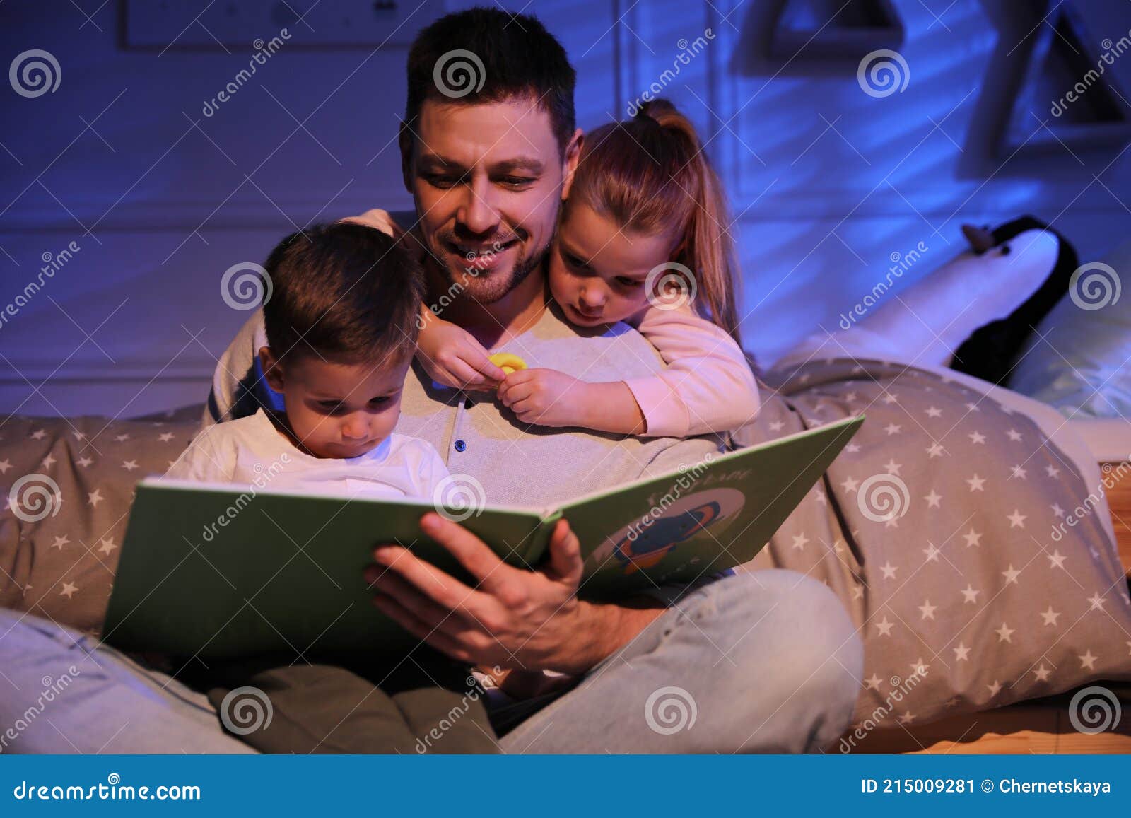 Qué frases se utilizan para invitar a los demás a leer 2 Padre leyendo para sus hijos en casa