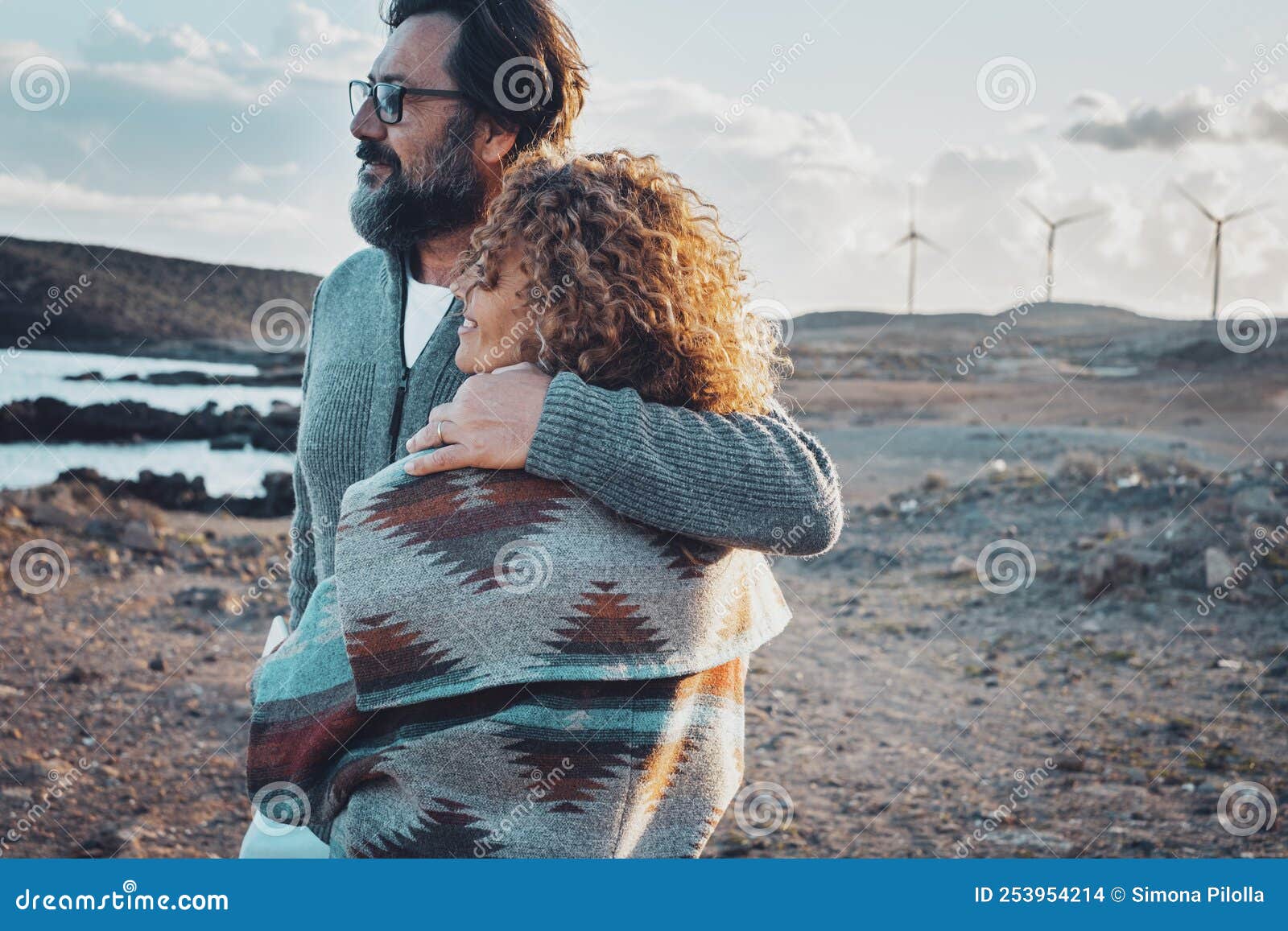Pareja romántica disfrutando de un hermoso paisaje juntos