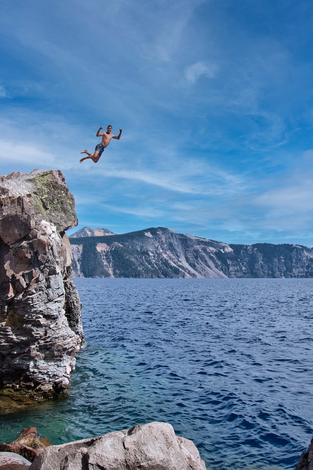 10 Frases Motivadoras para Salir de tu Zona de Confort y Reflexionar 6 Persona saltando de un acantilado hacia el mar