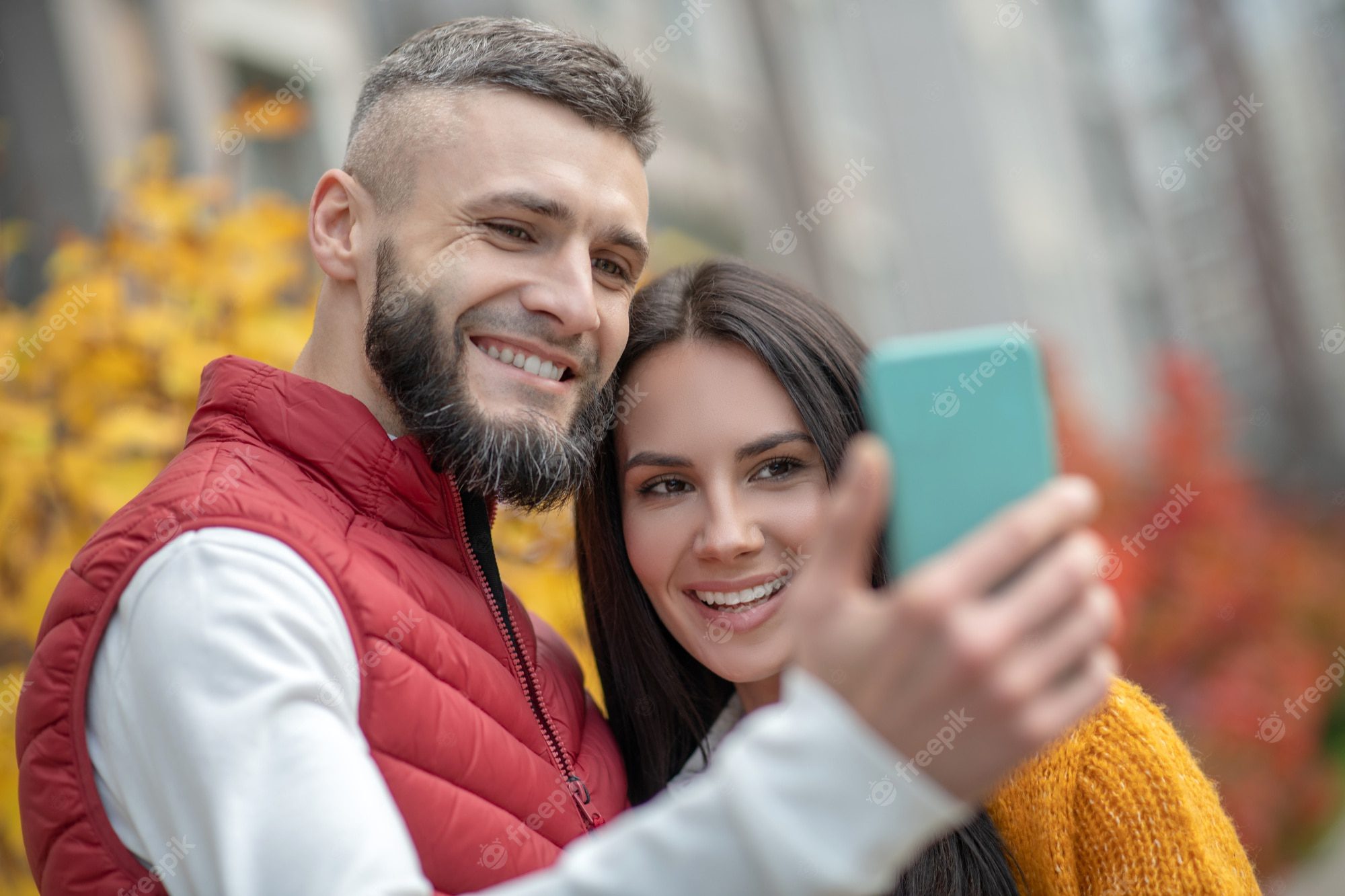 Pareja sonriendo mientras toman una foto juntos