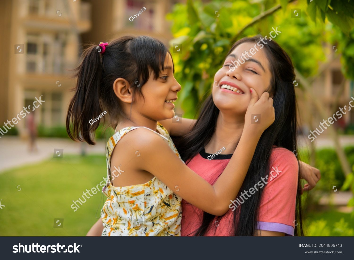Imagen de una niña feliz paseando con su tía