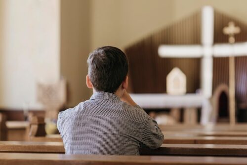 Qué es la fe según el Vaticano 1 vista posterior joven rezando iglesia 23 2148769455