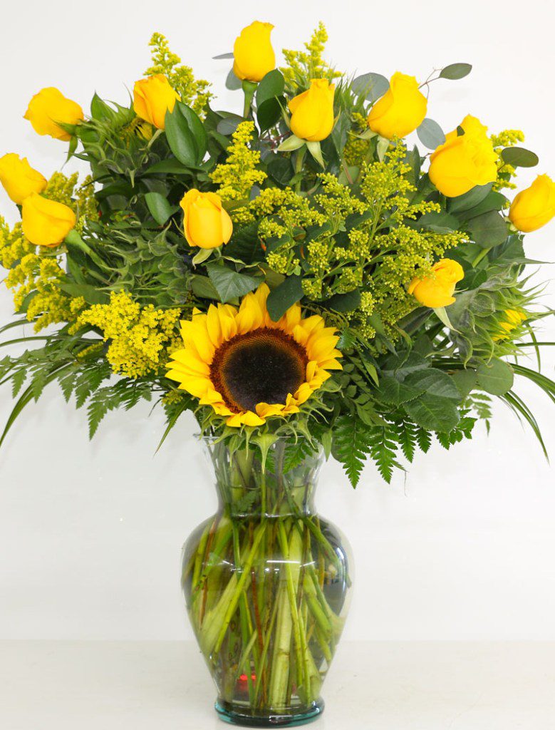 Rosas blancas y girasoles amarillos en arreglo